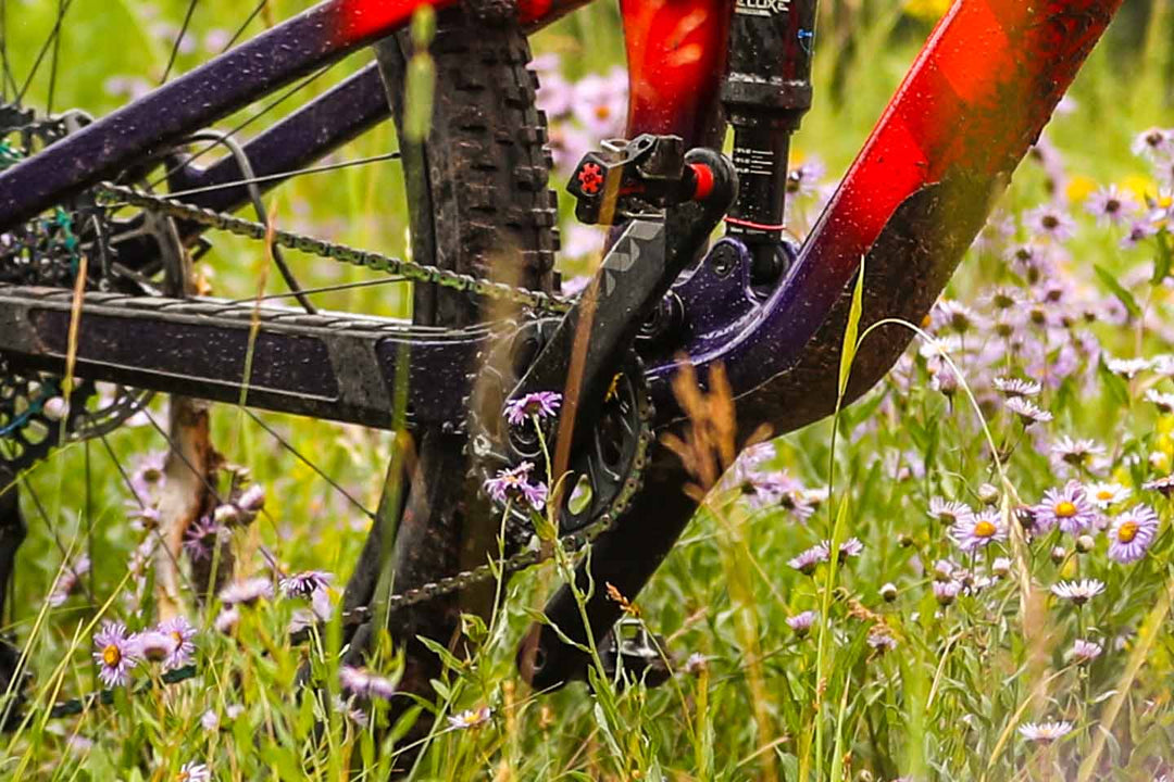 一般的なマウンテンバイクのボトムブラケット、クランクセット周辺の写真
