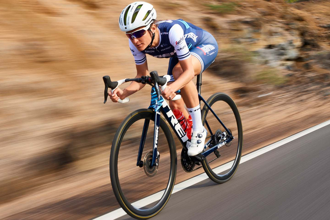 細身のタイヤでかなり高速で走行できるロードバイクのイメージ写真