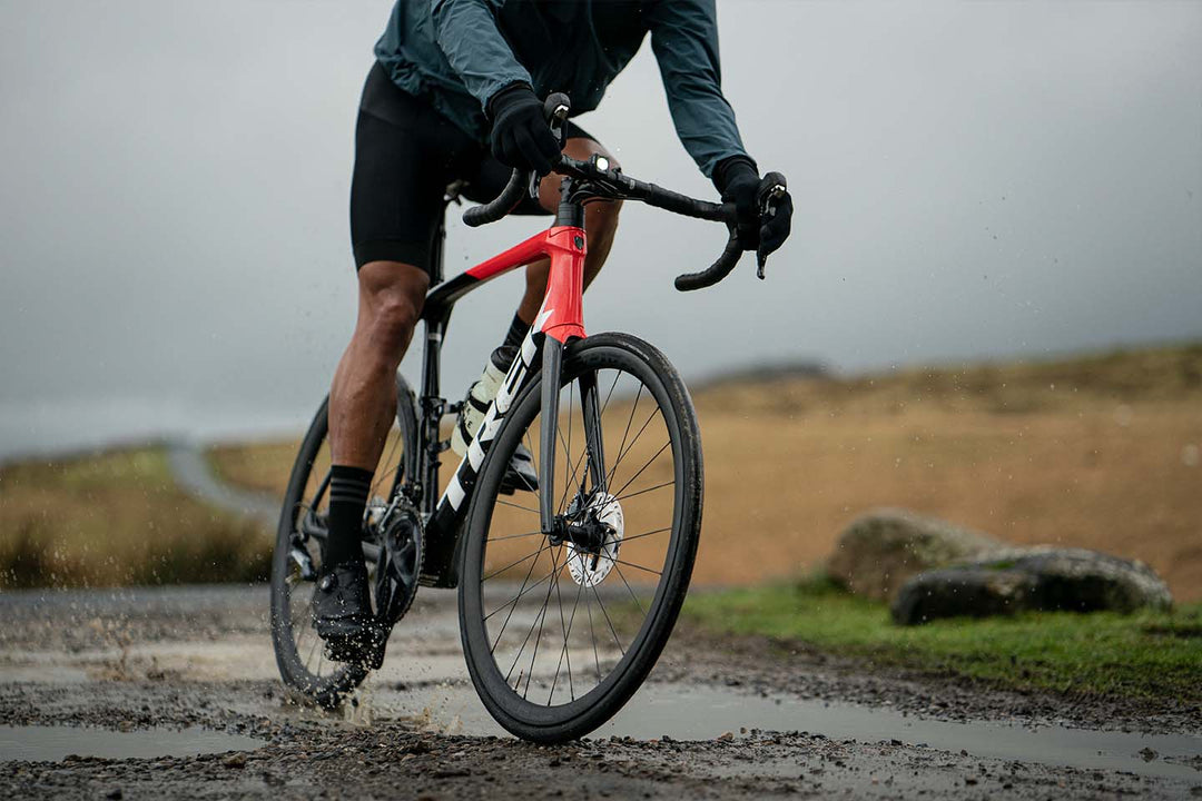 荒れた路面でもパンクしにくい最近のロードバイクタイヤのライドイメージ