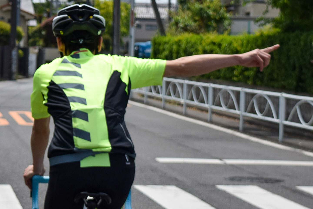 法定手信号とは異なる、サイクリストの間でしばしば使われることがある右折の手信号のイメージ写真