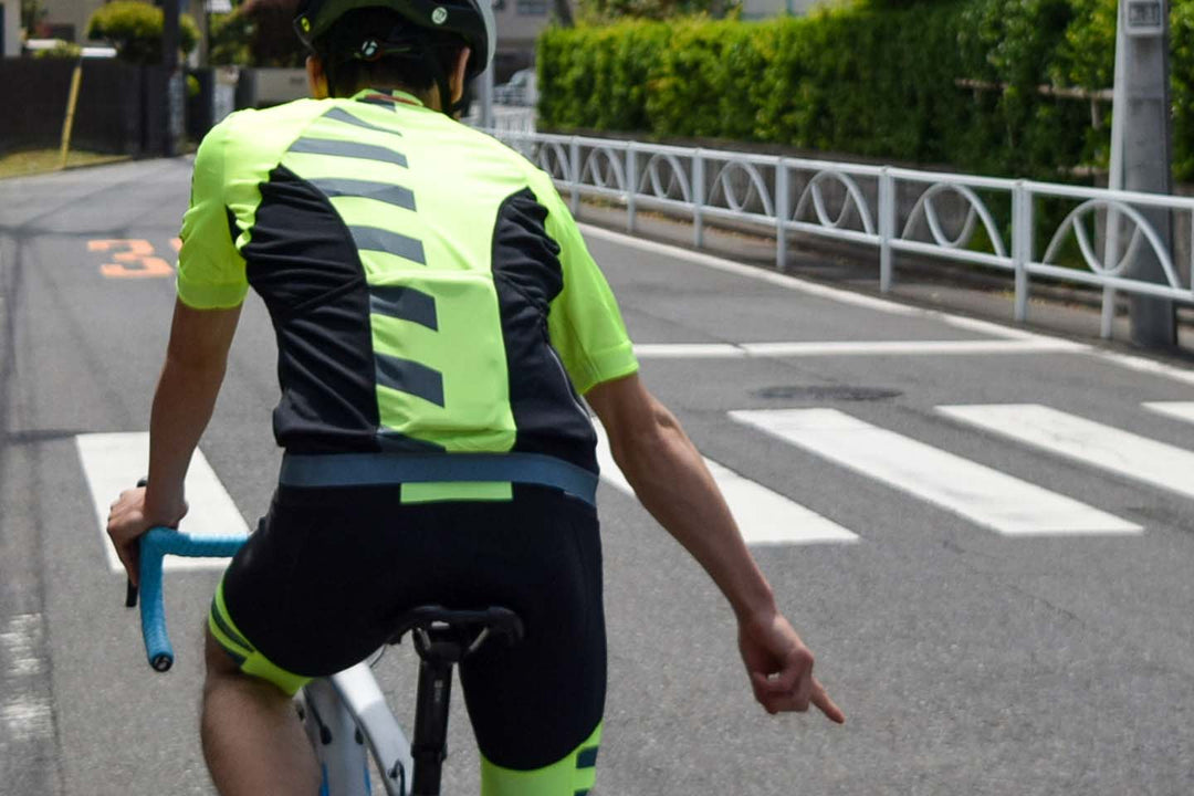 サイクリストの間で後続に注意喚起する際に使われている手信号の、障害物、落下物などを知らせる手信号