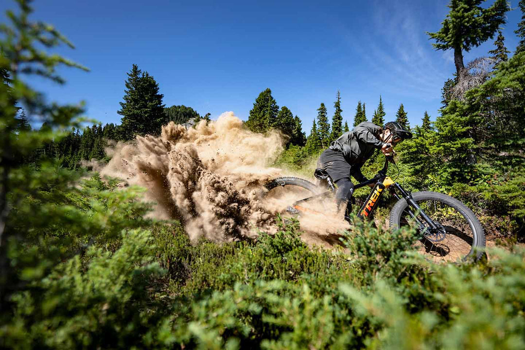 フルさすマウンテンバイクでのダウンヒルライドイメージ画像