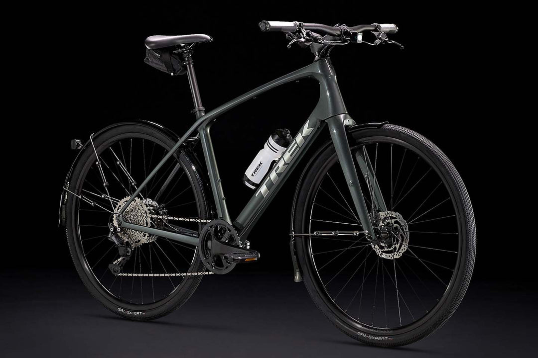 Trek FX Sport4(トレックFXスポーツ4)に別売りのフェンダーやボトルケージ、ライト、サドルバッグなどを取り付けている状態)