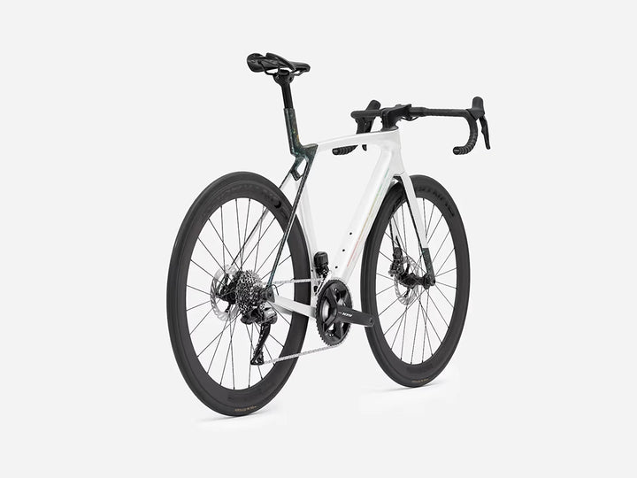 TREK Madone SL6 Gen8(2026年モデル)カラー:Gloss Crystal White/Matte Deep Smoke 右斜め後ろから全体撮影