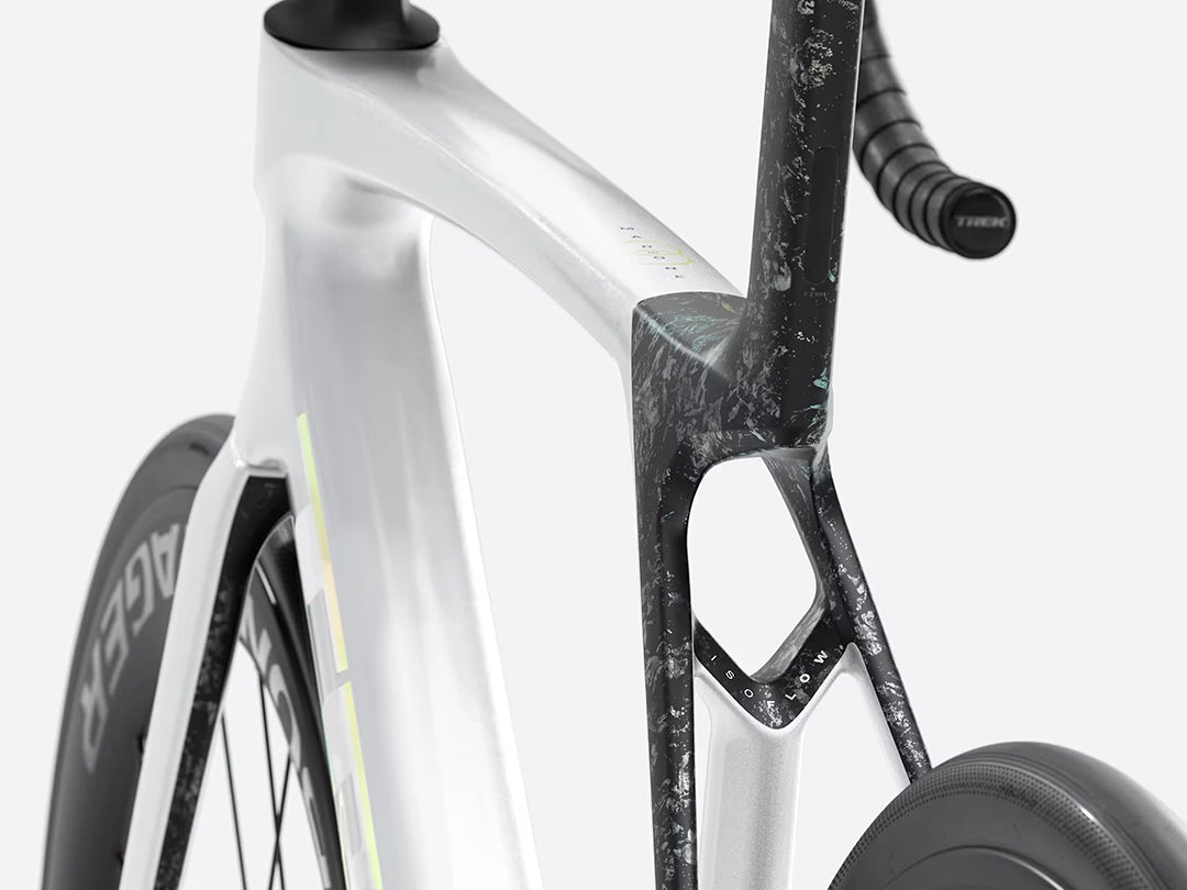 TREK Madone SL6 Gen8(2026年モデル)カラー:Gloss Crystal White/Matte Deep Smoke マットディープスモーク部分は雲母のような模様