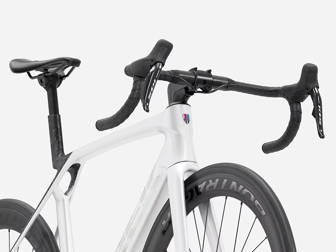 TREK Madone SL6 Gen8(2026年モデル)カラー:Gloss Crystal White/Matte Deep Smoke 右斜め下からのアングル