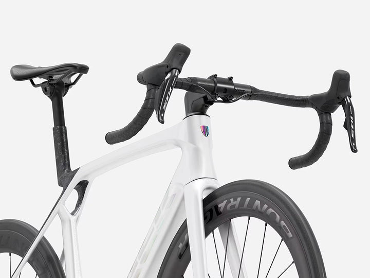 TREK Madone SL6 Gen8(2026年モデル)カラー:Gloss Crystal White/Matte Deep Smoke 右斜め下からのアングル