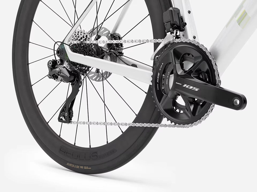 TREK Madone SL6 Gen8(2026年モデル)カラー:Gloss Crystal White/Matte Deep Smoke コンポはシマノ電動105