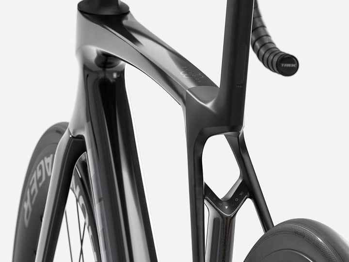 TREK Madone SL6 Gen8(2026年モデル)カラー:Gloss Dark Star/Matte Deep Smoke ISOフロー部分を左斜め後ろから撮影