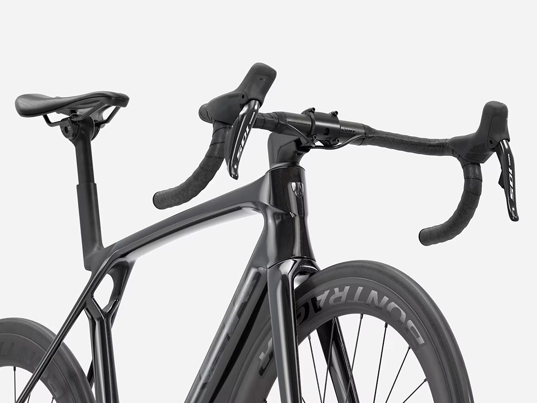 TREK Madone SL6 Gen8(2026年モデル)カラー:Gloss Dark Star/Matte Deep Smoke 右斜め下からのアングル