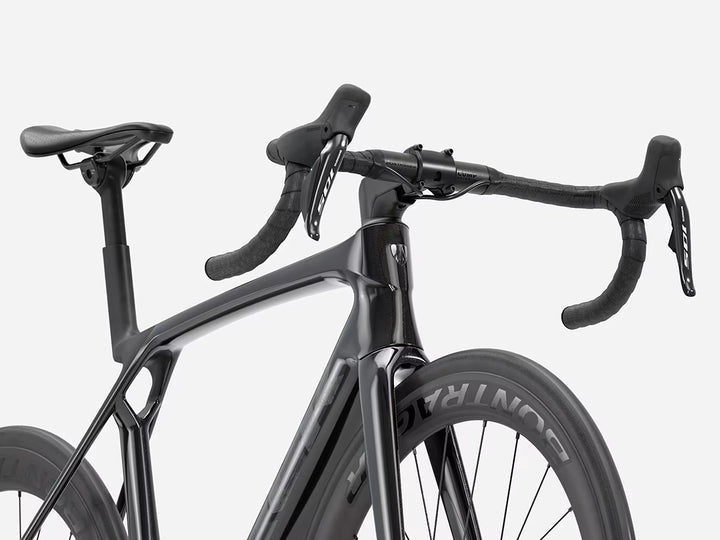 TREK Madone SL6 Gen8(2026年モデル)カラー:Gloss Dark Star/Matte Deep Smoke 右斜め下からのアングル