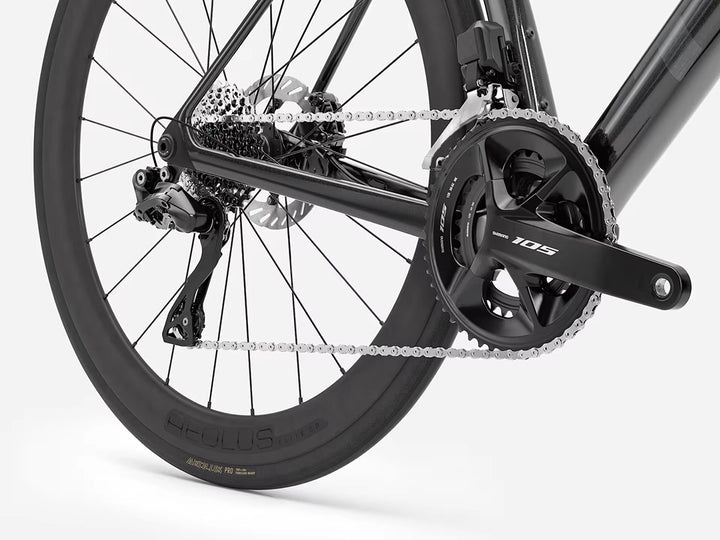TREK Madone SL6 Gen8(2026年モデル)カラー:Gloss Dark Star/Matte Deep Smoke ドライブトレインはシマノ電動105