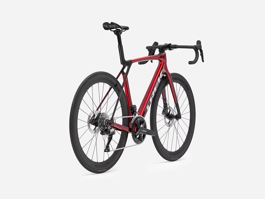 TREK Madone SL6 Gen8(2026年モデル)カラー:Gloss Fury Red/Matte Deep Smoke 右斜め後ろから撮影