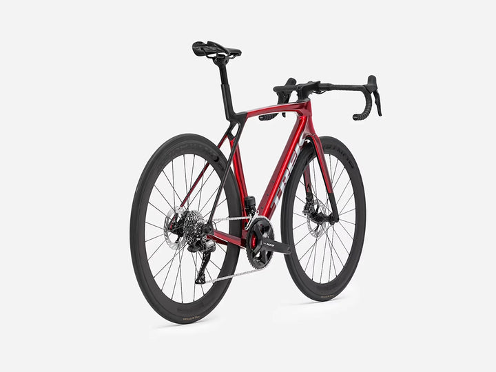 TREK Madone SL6 Gen8(2026年モデル)カラー:Gloss Fury Red/Matte Deep Smoke 右斜め後ろから撮影