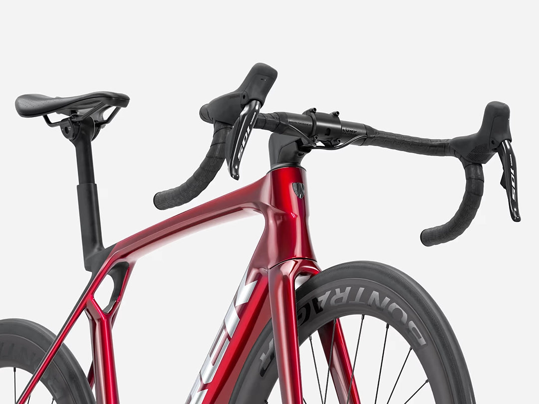 TREK Madone SL6 Gen8(2026年モデル)カラー:Gloss Fury Red/Matte Deep Smoke 前方斜め下からハンドルをなめるようなアングル