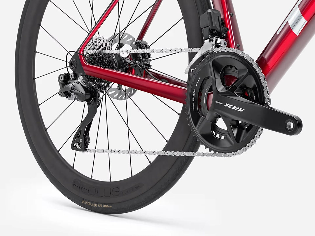 TREK Madone SL6 Gen8(2026年モデル)カラー:Gloss Fury Red/Matte Deep Smoke ドライブトレインシマノ電動105