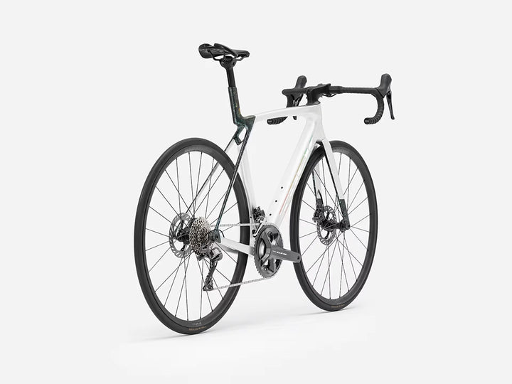 TREK Madone SL5 Gen8(2026年モデル)カラー:Gloss Crystal White/Matte Deep Smoke 斜め後ろからバイク全体を撮影