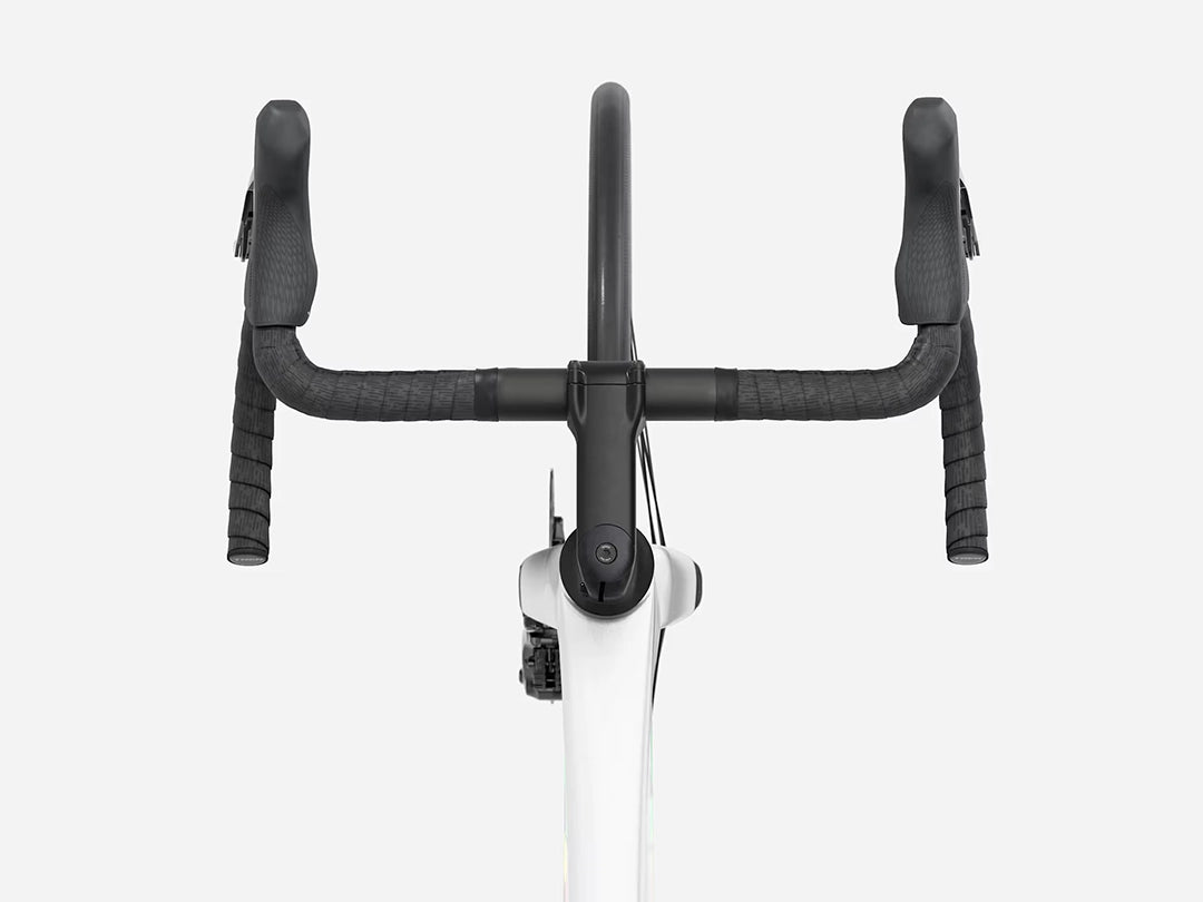 TREK Madone SL5 Gen8(2026年モデル)カラー:Gloss Crystal White/Matte Deep Smoke 真上からハンドル周りを撮影