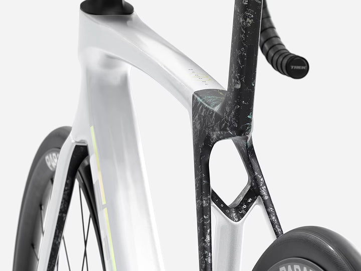 TREK Madone SL5 Gen8(2026年モデル)カラー:Gloss Crystal White/Matte Deep Smoke マットスモークの部分には雲母のような模様が入る