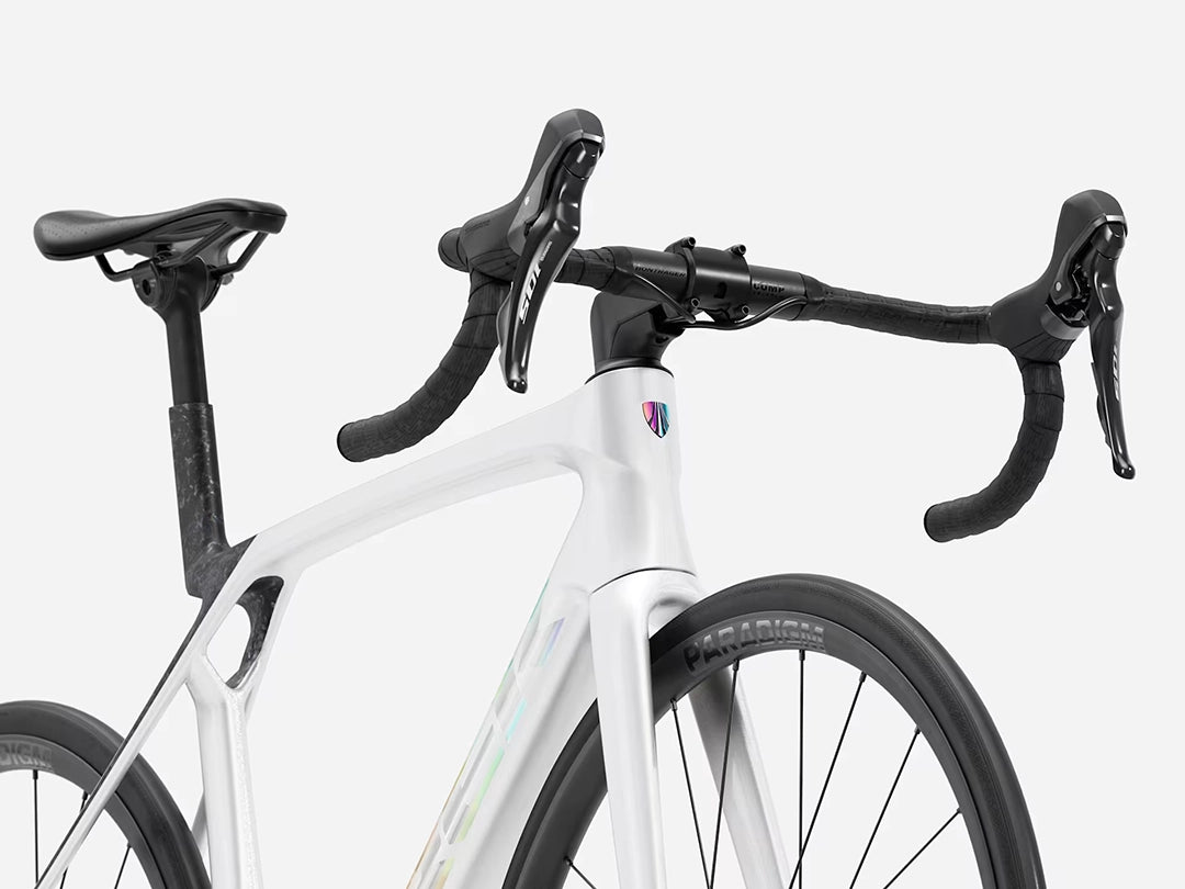 TREK Madone SL5 Gen8(2026年モデル)カラー:Gloss Crystal White/Matte Deep Smoke 前方斜め下からのハンドルまわり