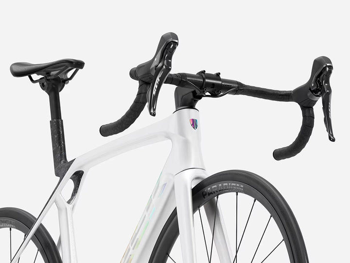 TREK Madone SL5 Gen8(2026年モデル)カラー:Gloss Crystal White/Matte Deep Smoke 前方斜め下からのハンドルまわり