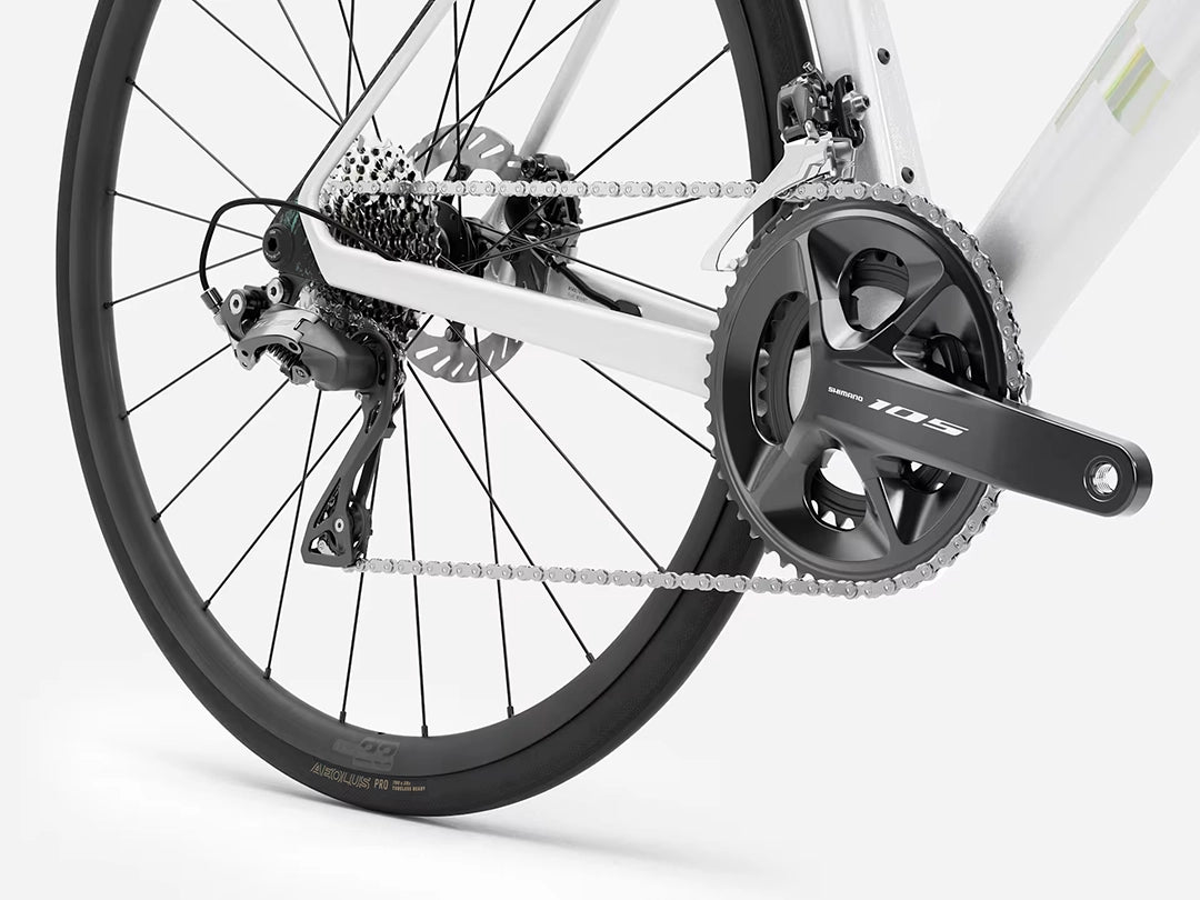TREK Madone SL5 Gen8(2026年モデル)カラー:Gloss Crystal White/Matte Deep Smoke シマノ105機械式ドライブトレイン