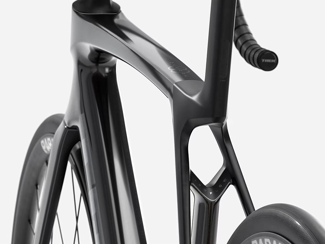 TREK Madone SL5 Gen8(2026年モデル)カラー:Gloss Dark Star/Matte Deep Smoke ISO Flowを斜め後ろ方向から