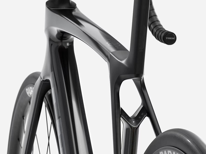 TREK Madone SL5 Gen8(2026年モデル)カラー:Gloss Dark Star/Matte Deep Smoke ISO Flowを斜め後ろ方向から
