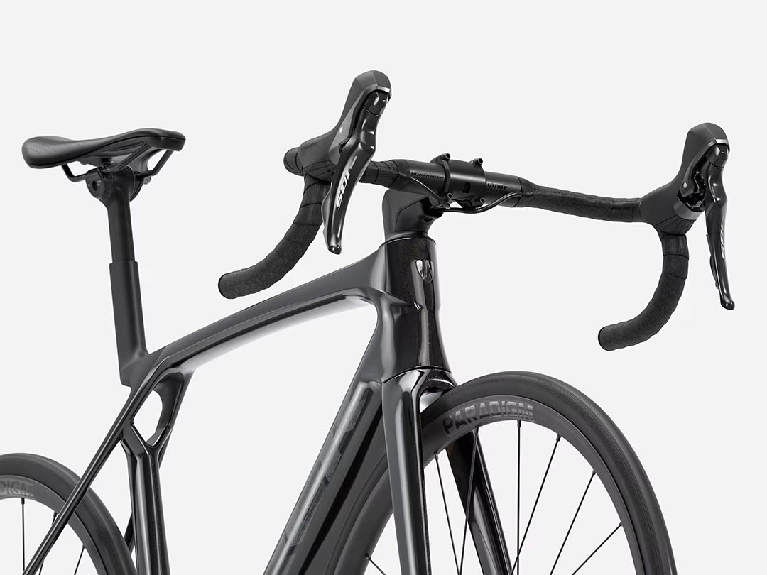TREK Madone SL5 Gen8(2026年モデル)カラー:Gloss Dark Star/Matte Deep Smoke 前方斜め下からハンドルまわりを撮影