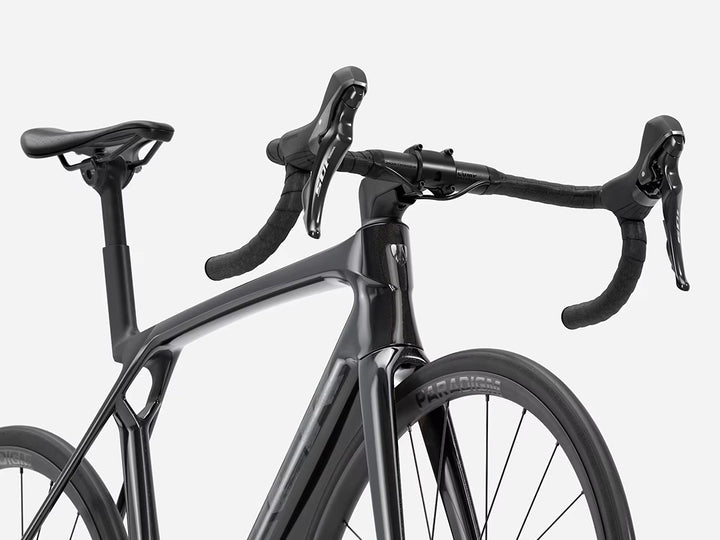 TREK Madone SL5 Gen8(2026年モデル)カラー:Gloss Dark Star/Matte Deep Smoke 前方斜め下からハンドルまわりを撮影
