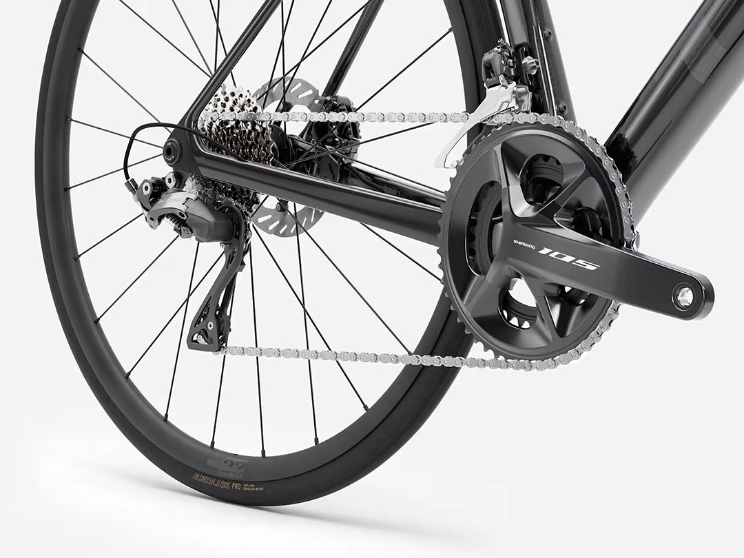 TREK Madone SL5 Gen8(2026年モデル)カラー:Gloss Dark Star/Matte Deep Smoke 機械式シマノ105クランクまわり