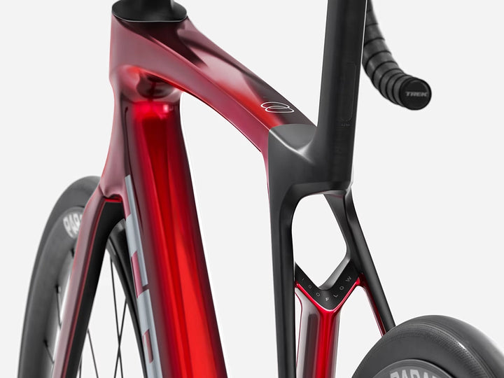 TREK Madone SL5 Gen8(2026年モデル)カラー:Gloss Fury Red/Matte Deep Smoke ISO Flow部分を斜め後ろ方向から
