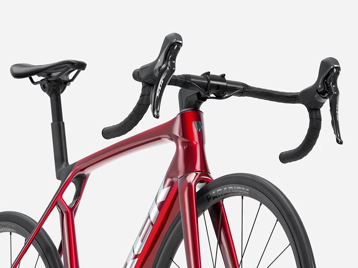 TREK Madone SL5 Gen8(2026年モデル)カラー:Gloss Fury Red/Matte Deep Smoke 前方な斜め下から