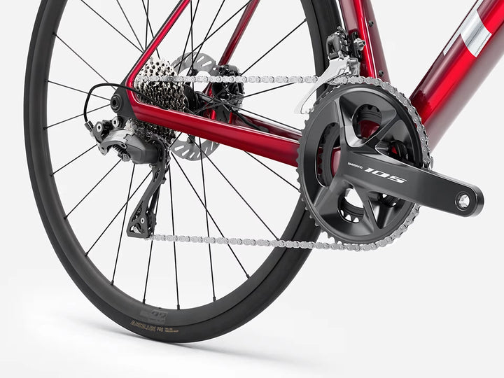 TREK Madone SL5 Gen8(2026年モデル)カラー:Gloss Fury Red/Matte Deep Smoke ドライブトレインは機械式シマノ105