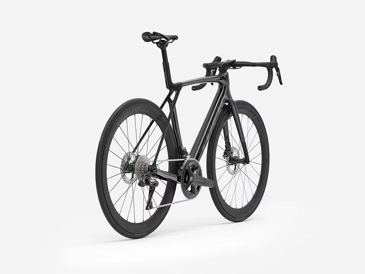 TREK Madone SL7 Gen8(2026年モデル)カラー:Gloss Dark Star/Matte Deep Smoke 右斜め後ろから全体撮影