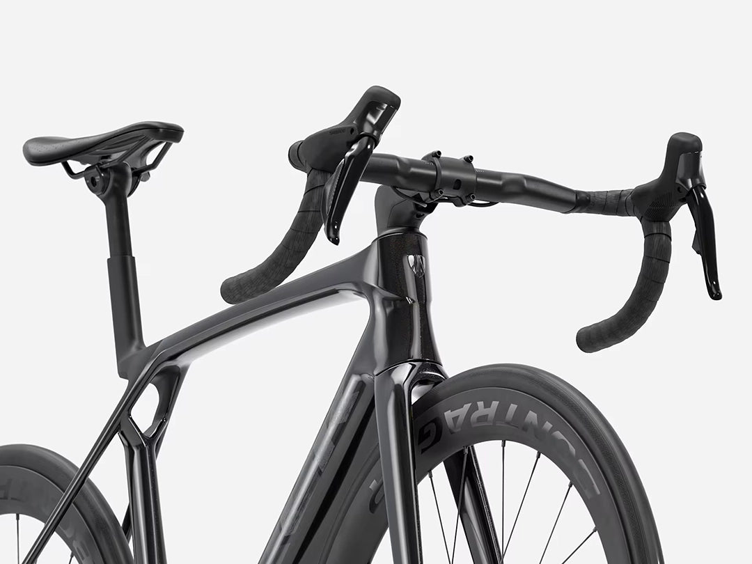 TREK Madone SL7 Gen8(2026年モデル)カラー:Gloss Dark Star/Matte Deep Smoke 前方右斜め下からのアングル