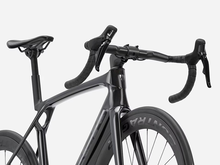 TREK Madone SL7 Gen8(2026年モデル)カラー:Gloss Dark Star/Matte Deep Smoke 前方右斜め下からのアングル