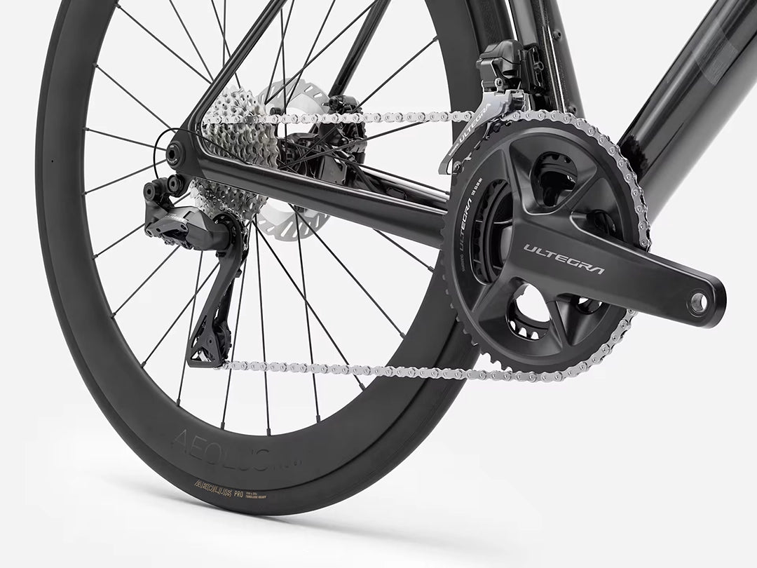 TREK Madone SL7 Gen8(2026年モデル)カラー:Gloss Dark Star/Matte Deep Smoke コンポはシマノDi2アルテグラ