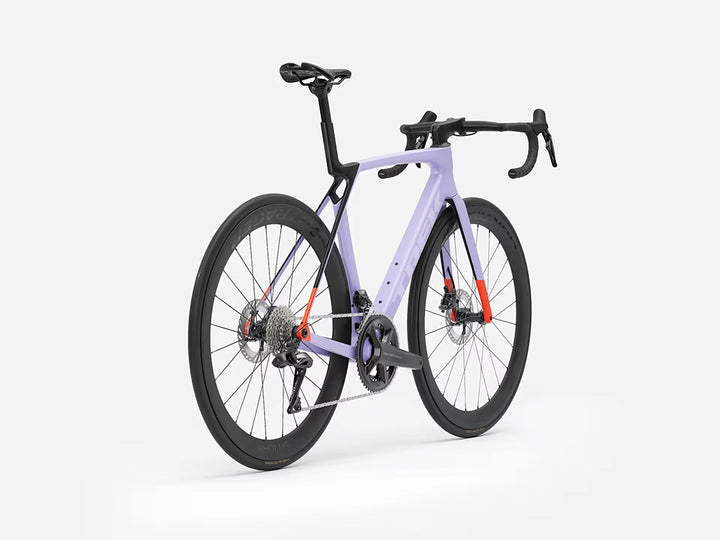 TREK Madone SL7 Gen8(2026年モデル)カラー:Matte Lavender Haze/Deep Smoke 斜め後ろからのバイク全体