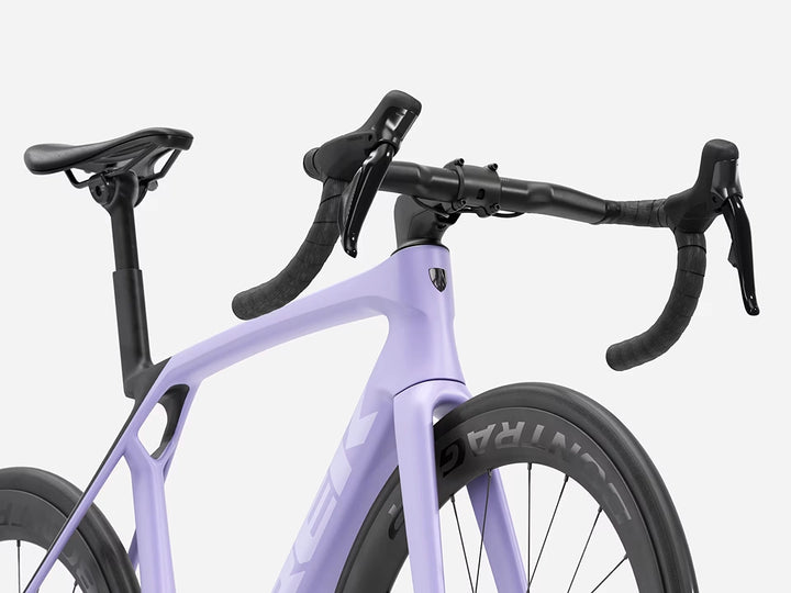 TREK Madone SL7 Gen8(2026年モデル)カラー:Matte Lavender Haze/Deep Smoke ハンドルステムを斜め下側からみたところ