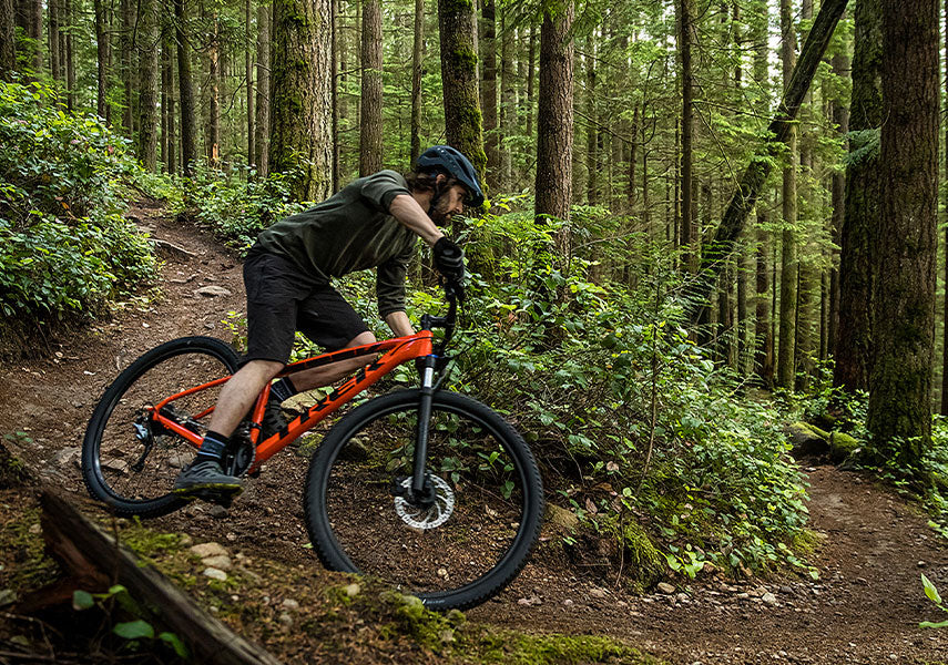 ハードテールマウンテンバイクでシングルトラックくだりのタイトコーナーを曲がっている様子