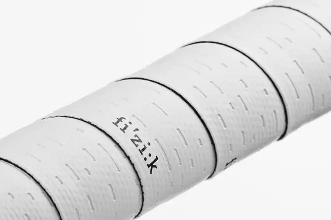 Fizik TERRA Solocush Tacky(フィジーク テラ ソロクッシュ タッキー)ホワイトをハンドルに巻いた状態
