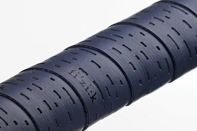 Fizik TERRA Solocush Tacky(フィジーク テラ ソロクッシュ タッキー)ダークブルーをハンドルに巻いた状態
