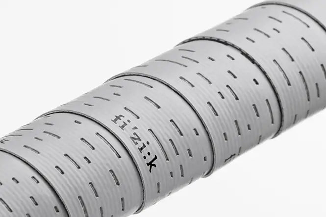 Fizik TERRA Solocush Tacky(フィジーク テラ ソロクッシュ タッキー)ライトグレーをハンドルに巻いた状態