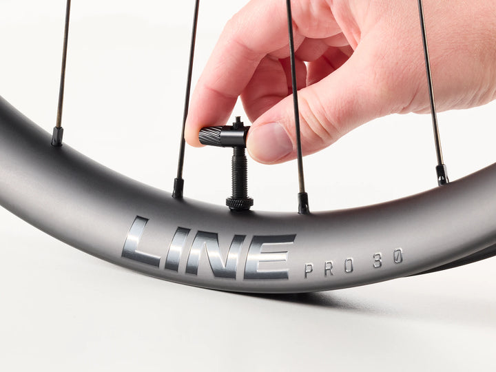 Bontrager High Flow Valve(ボントレガー ハイフロー バルブ)で、フレンチバルブのバルブコアを外しているイメージ