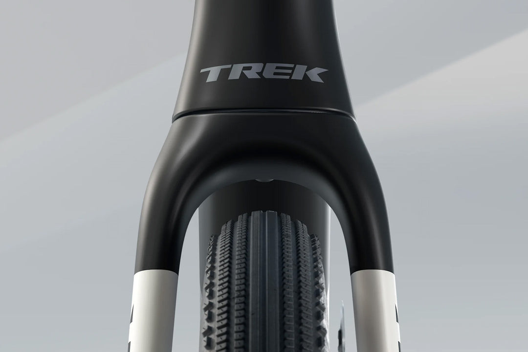 Checkmate SLR9 AXS(チェックメイトSLR9 AXS)のグラベルタイヤとフロントフォークの広いクリアランスを捉えた写真