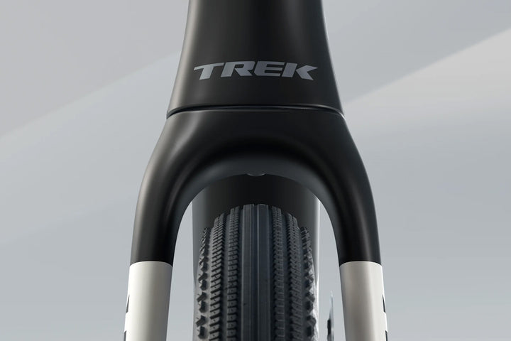 Checkmate SLR9 AXS(チェックメイトSLR9 AXS)のグラベルタイヤとフロントフォークの広いクリアランスを捉えた写真