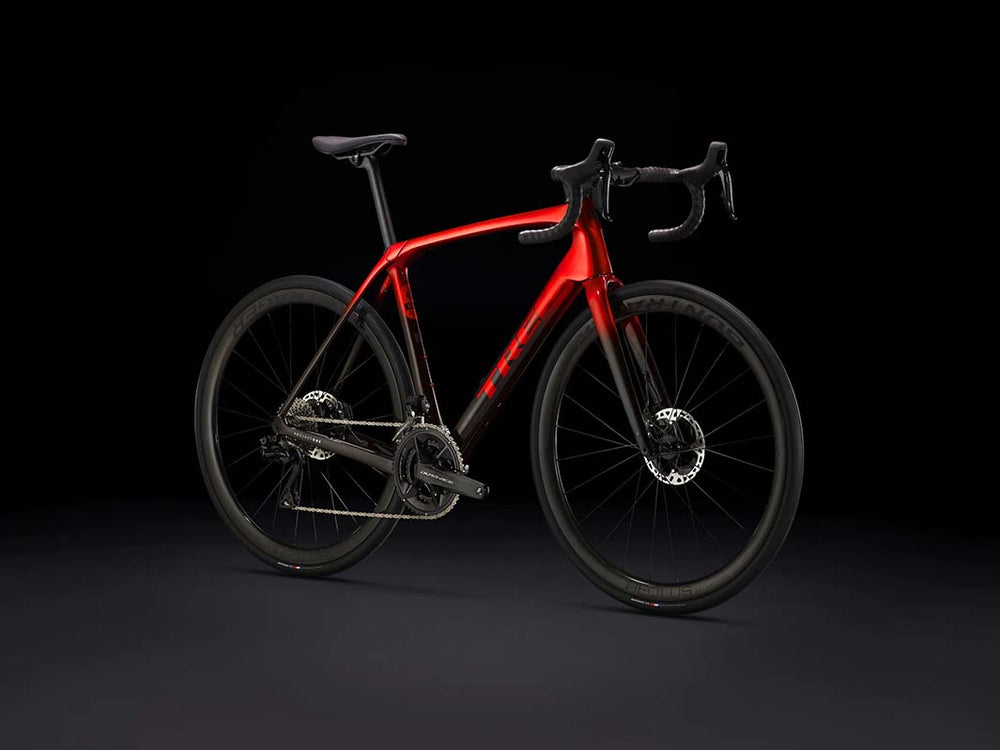 モデル名:Domane SLR 9 Gen 4、カラー名:Metallic Red Smoke to Red Carbon Smoke、撮影箇所:バイク斜め前方から