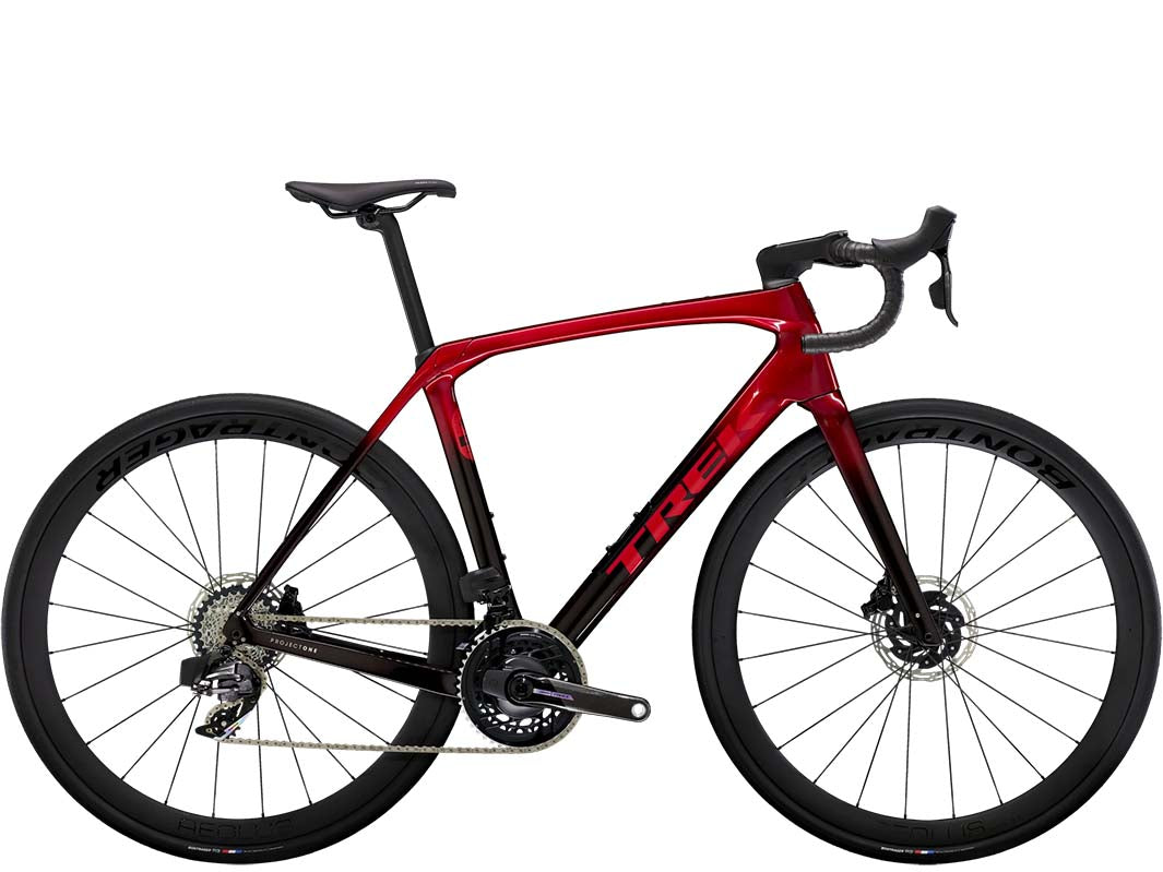 モデル名:Domane SLR7 AXS Gen7 2025、カラー名:メタリックレッドスモークとレッドカーボンスモークのグラデーション、撮影箇所:真横からバイク全体