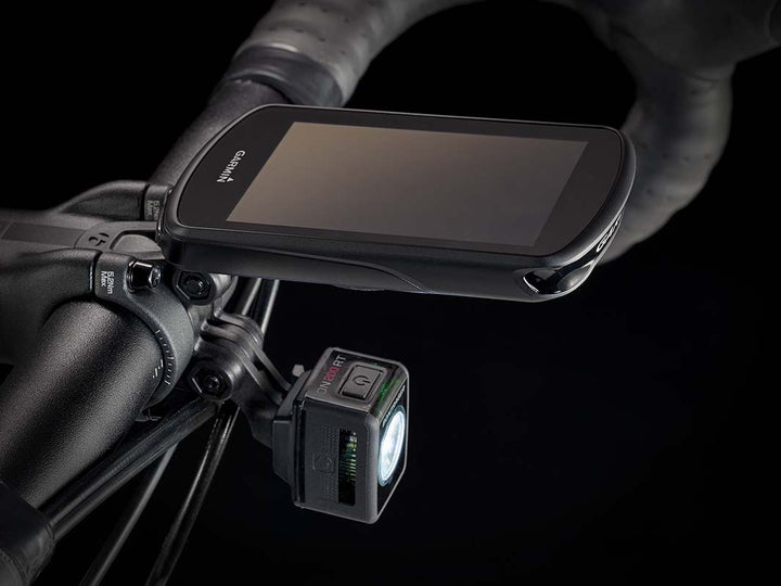 DomaneAL2(ドマーネAL2)付属のBlendr(ブレンダー)対応ステムにGarminサイクルコンピューターとフロントライトをすっきりと取り付けてあるイメージ